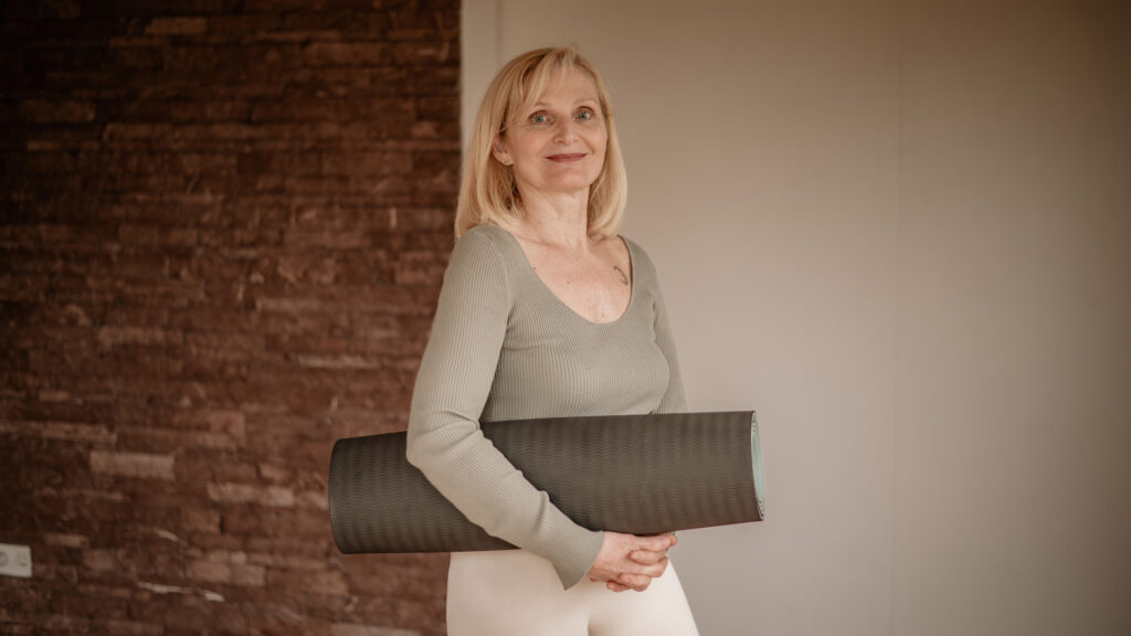 Kerstin Gaulrapp mit Yogamatte